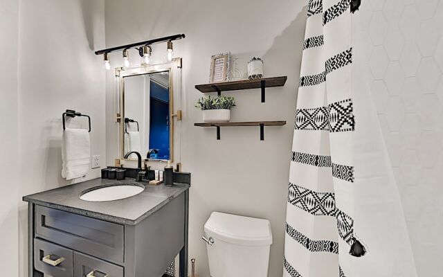 610ux311 1 Bedroom Condo