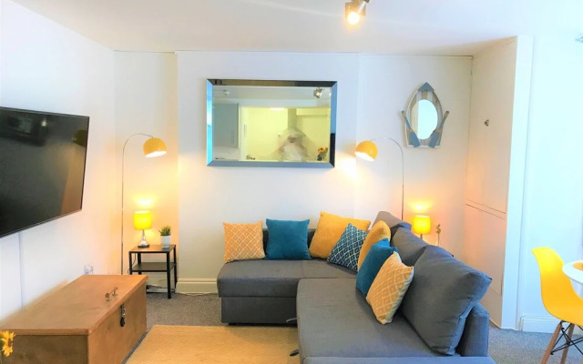 Grafton Seaside Apartment With Parking
