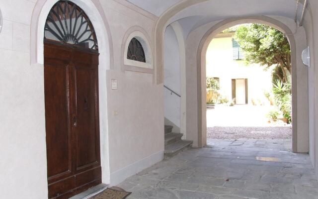 It 's located in the historic center of Pisa on the ground floor of a 17th century building