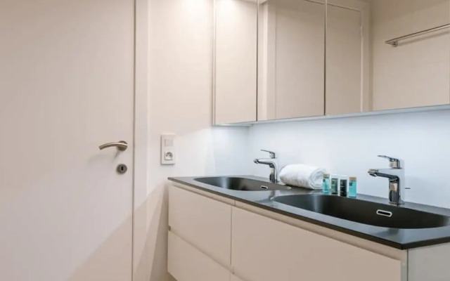 Spacious Apartment With Parking on Prime Location