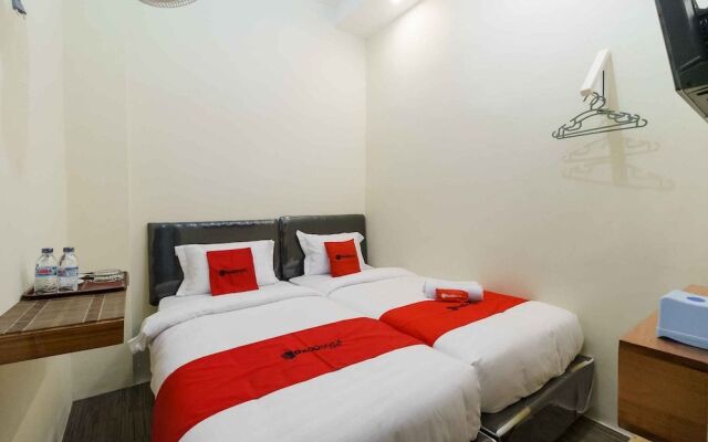 RedDoorz Syariah near Lubang Jepang Bukittinggi