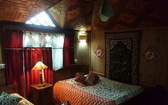 Akbar Group Of Heritage Houseboats – Guest Rooms – Srinagar