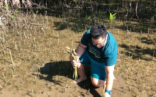 Rub Lom Chom Klong  by Fisherman Village