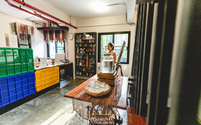 Post Factory Bed & Breakfast Sathorn Hostel - Adults Only