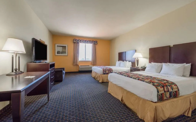 Days Inn & Suites Cleburne TX