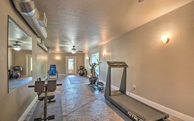 Luxe Getaway w/ Riverfront Views in Grants Pass!