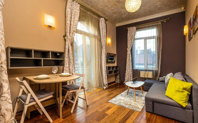 1BD Apartment with a Cute Balcony in Kapana