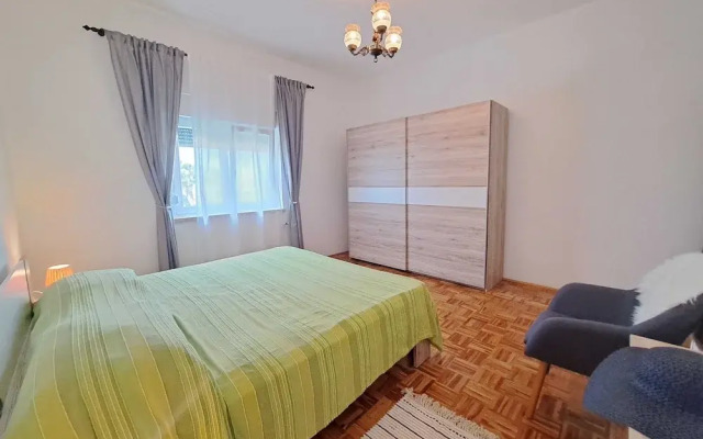 Spacious Urban Retreat Apartment With Terrace