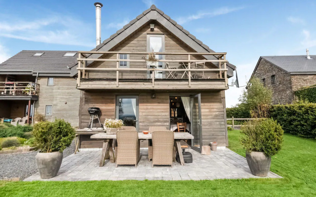 Tranquil Holiday Home in Mont with bubble bath, Terrace, Garden