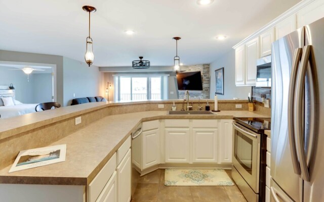 Lakefront Ozark Condo w/ Spacious Balcony!