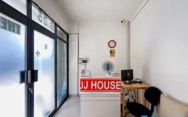 JJ House Mitra RedDoorz