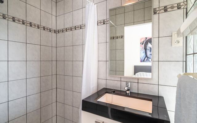 Lavish Villa in Pouzols-Minervois with Jacuzzi