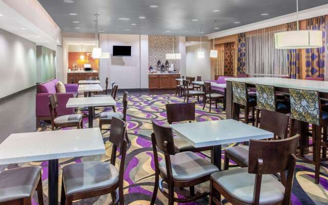 La Quinta Inn & Suites by Wyndham Luling