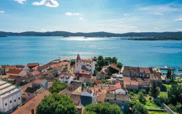 Apartment and Rooms Santini