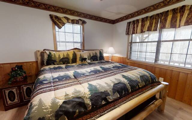 Little Mountain Hideaway 2 Bedroom Cabin by RedAwning