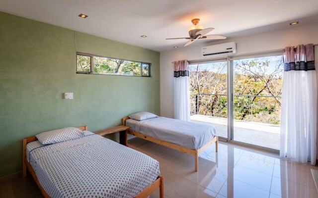 Big, Ultramodern Hillside Home With Private Pool and Endless Ocean Views - фото 3