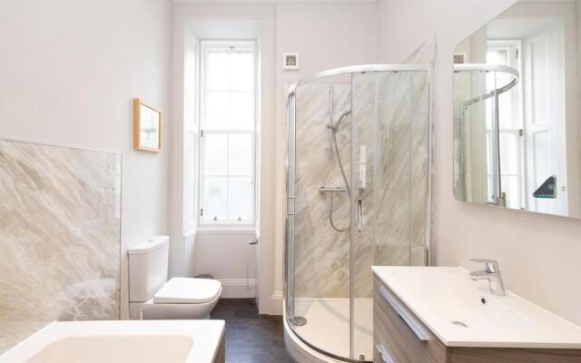 ALTIDO Sophisticated and Bright 4BR apt near Edinburgh Castle