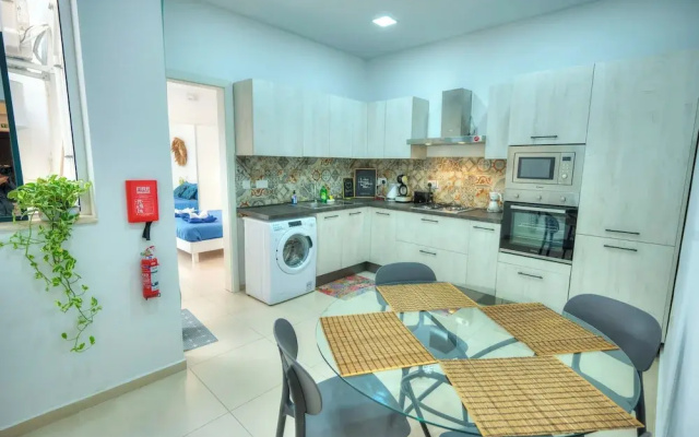 Seafront Sea View Maisonette with Yards