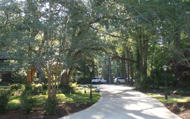 Tudor Oaks Inn