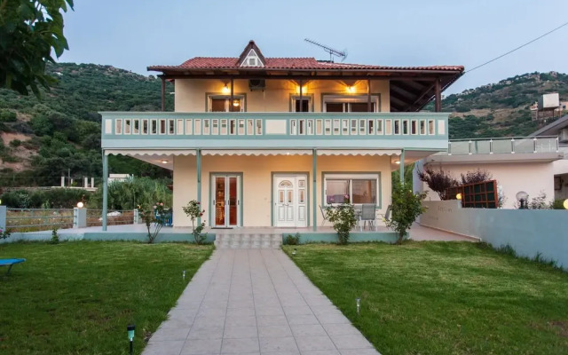 House Just on the Beach -included 2 Canoe and 2 Bicycles