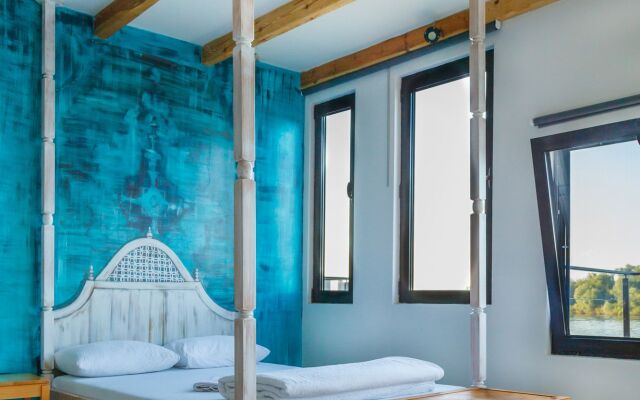 ArkaBarka Floating Hostel and Apartments