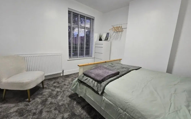 Newly Renovated 2 Bed With Garden & Parking