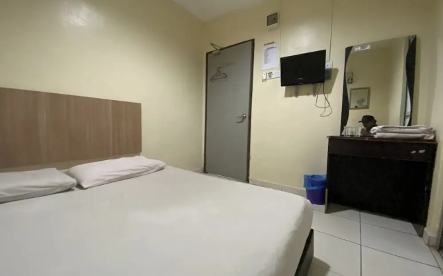 OYO 89760 Harmoni Inn Hotel