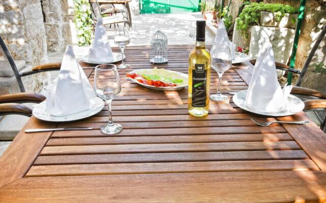 Paradise Stone Apartments