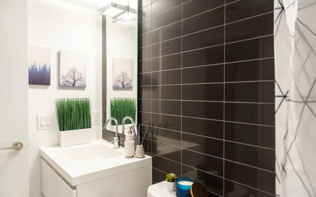 QuickStay - Premium 2-Bedroom with CN Tower & Lake Views