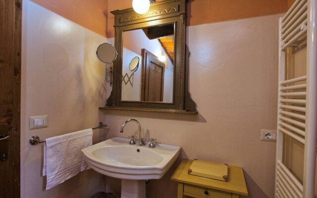 Magnificent Farmhouse in Lucignano With Swimming Pool