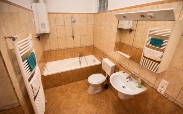 Very central convenient large AC place