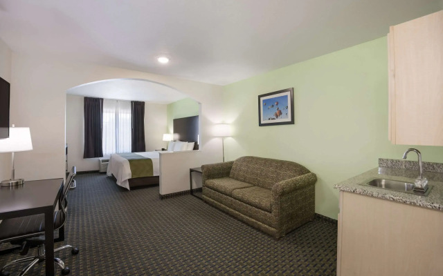 Quality Inn & Suites Clayton, NM