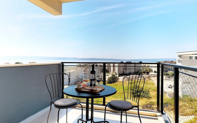 Mika's 2-Bedroom Seaview Flat & Parking