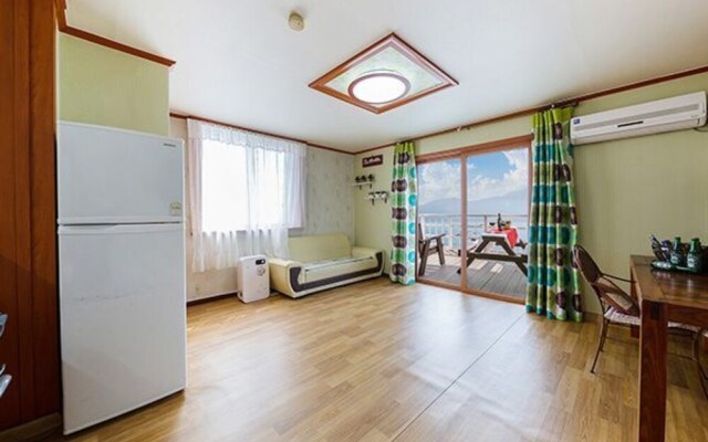 Geoje Beach Love Pension