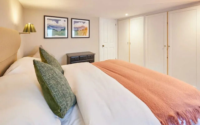 Host Stay Raven s Nest Suite