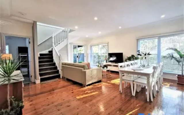 Sydney Meets Miranda, Comfy 4 Bedroom home,7 beds