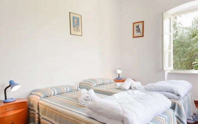 Villetta immersa nel verde con due posti auto