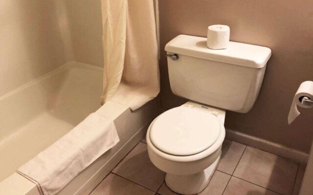 Village Inn Motel Holt