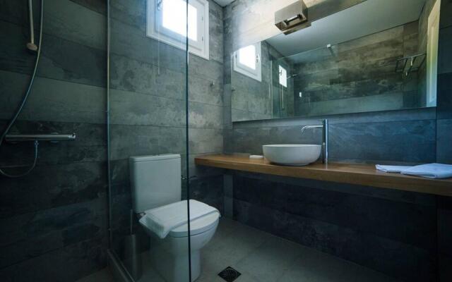 Deep Blue Villa With 4 Bedrooms in Paros