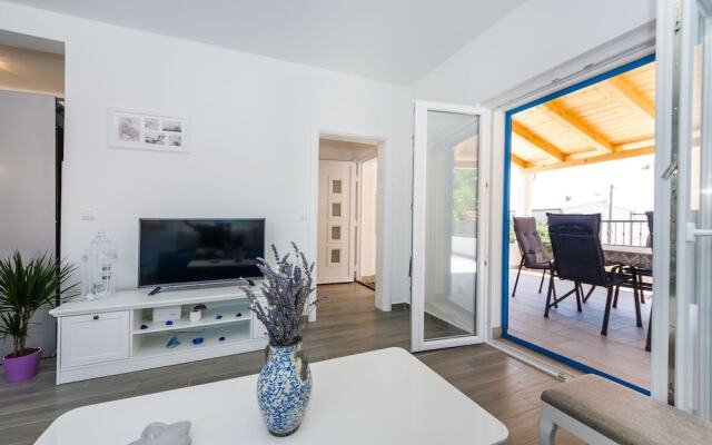 Charming Villa in Jasenice With Pool