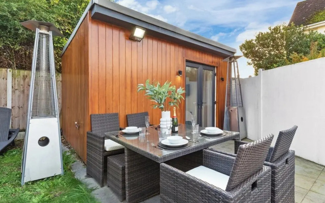 Spacious 4BR Home in Brentford, Free Parking