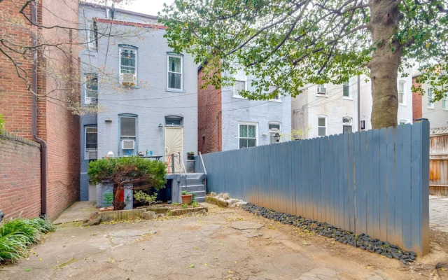 Historic Georgetown Townhome: Walkable Location!