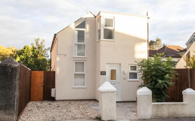 Superb Detached Coach House in Peaceful Location!