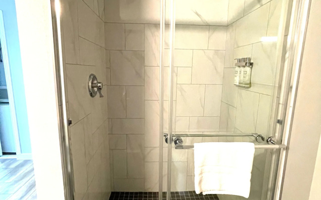 Tides Inn & Suites