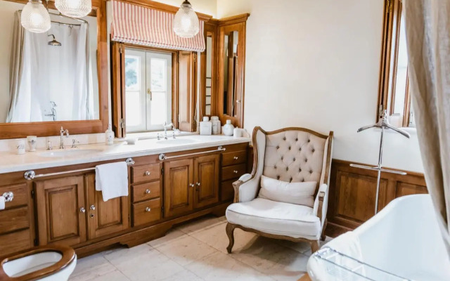 Suites by Bella Vista - Historic Guesthouse