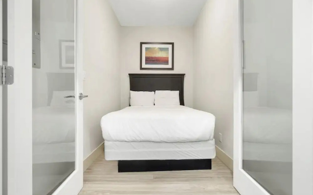Lakefront Lux 2BR Symphony Of Comfort