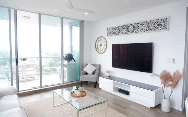 Beautiful 1 Bedroom Gold Coast Retreat With Free Parking