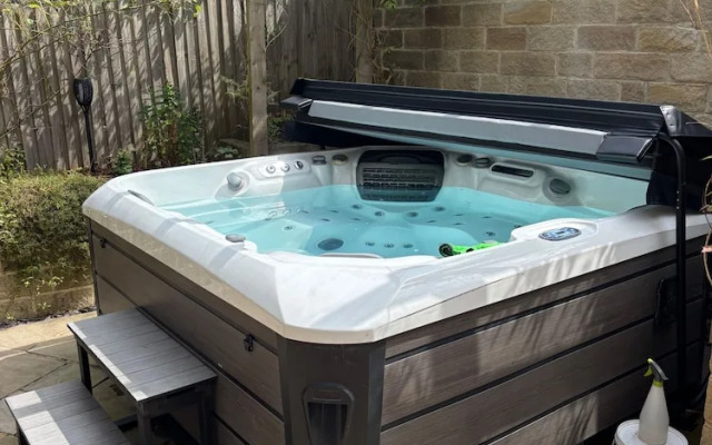 12 Guests - Hot Tub - Free Parking in Huddersfield