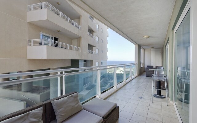 Luxury Apt With Side Seaviews and Pool Best Location