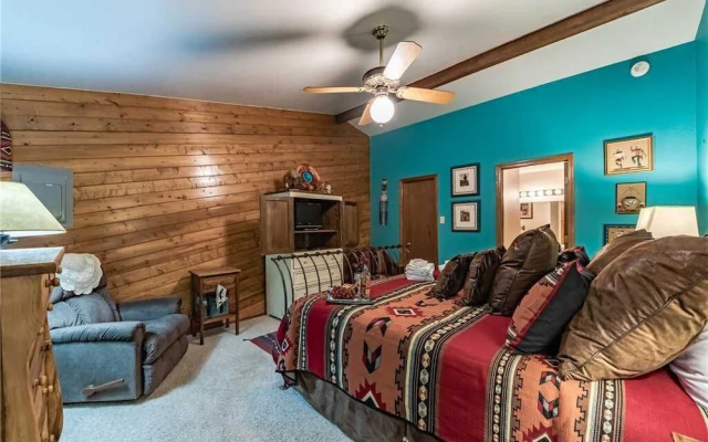 Fort Getaway - Three Bedroom Cabin with Hot Tub